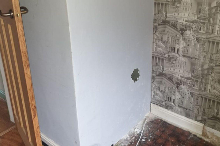 Phá bức tường rỗng ở căn nhà mới, gia chủ thót tim phát hiện món đồ khác thường - 1