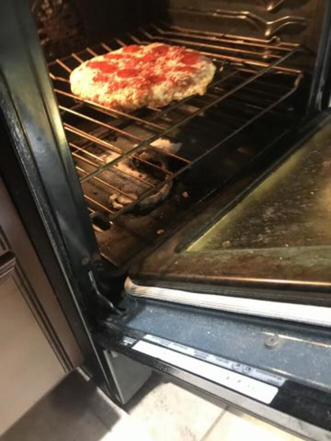 Đang nướng bánh thì lò bốc khói khét lẹt, chủ nhà ám ảnh khi thấy cảnh bên trong - 1