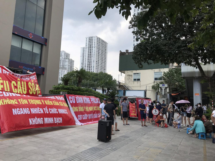 Hà Nội: Cư dân đội nắng, căng băng rôn đòi quyền lợi tại dự án King Palace - 2