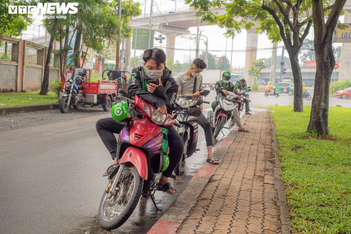 Phí ship tăng cao ngất, chủ quán, khách hàng, shipper ở TP.HCM cùng 'méo mặt' - 3