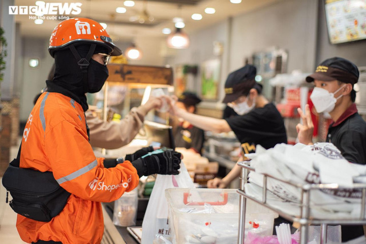 Phí ship tăng cao ngất, chủ quán, khách hàng, shipper ở TP.HCM cùng 'méo mặt' - 1