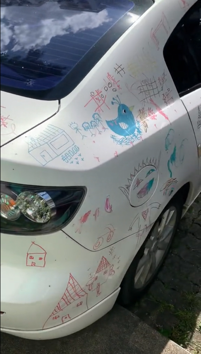 Xế hộp bị vẽ nguệch ngoạc kín xe và lý do đằng sau khiến dân mạng ‘tan chảy’ - 4