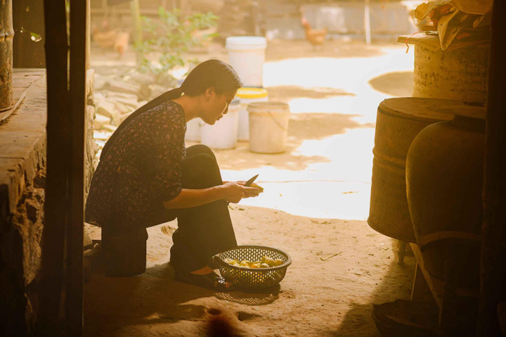 Sao Mai Huyền Trang học sảy thóc, quấy cám lợn để quay MV mới - 2