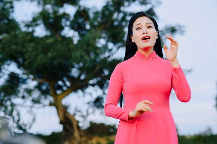 Sao Mai Huyền Trang học sảy thóc, quấy cám lợn để quay MV mới - 3