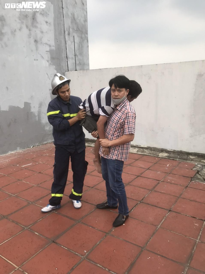 Cứu người đàn ông nằm vắt vẻo trên nóc chung cư 40 tầng định tự tử - 2