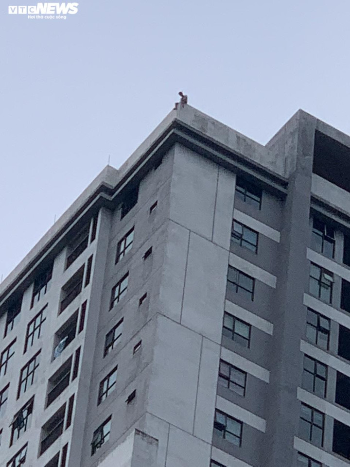Cứu người đàn ông nằm vắt vẻo trên nóc chung cư 40 tầng định tự tử - 1