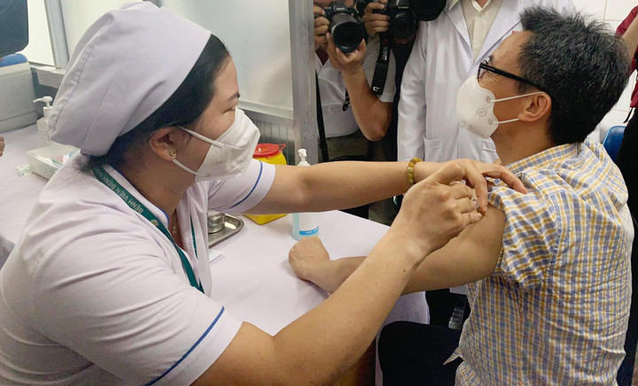 Phó Thủ tướng Vũ Đức Đam tiêm vaccine mũi 4 phòng COVID-19 tại TP.HCM - 1