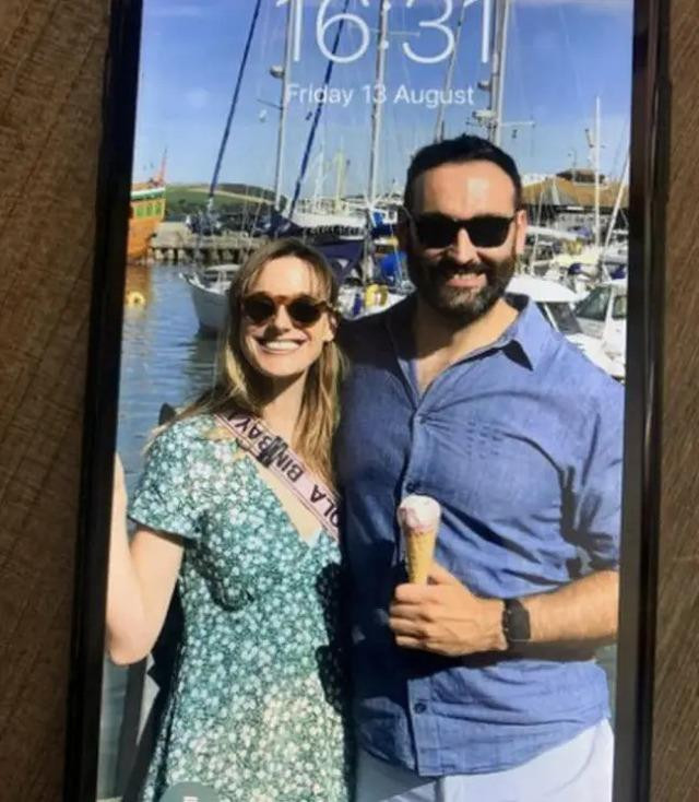 Làm rơi điện thoại xuống sông, 10 tháng sau người đàn ông nhận được điều ngỡ ngàng như phép màu - Ảnh 1. Làm rơi điện thoại xuống sông, 10 tháng sau người đàn ông nhận món quà bất ngờ - 1