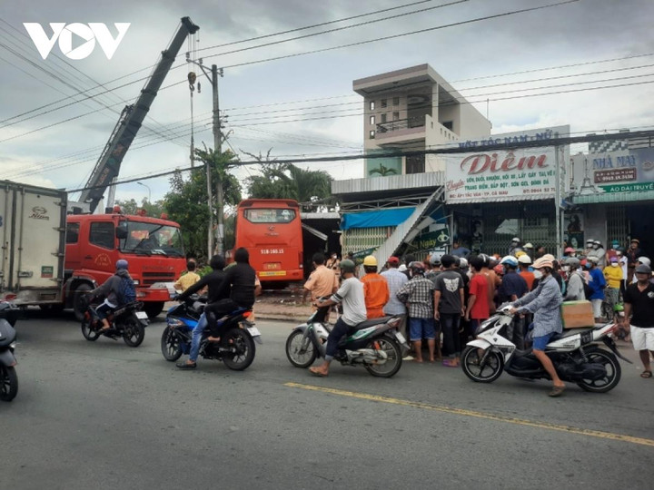 Xe khách lao vào quán cà phê, 5 người thương vong - 1