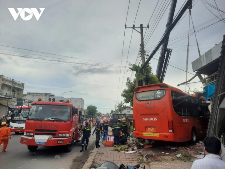 Xe khách lao vào quán cà phê, 5 người thương vong - 2