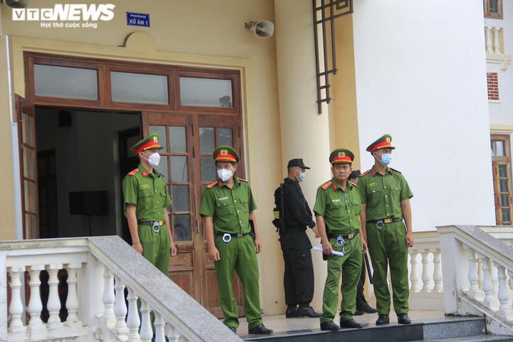 Ảnh: Cận cảnh phiên tòa xét xử 'thầy ông nội' Lê Tùng Vân và đồng phạm - 8