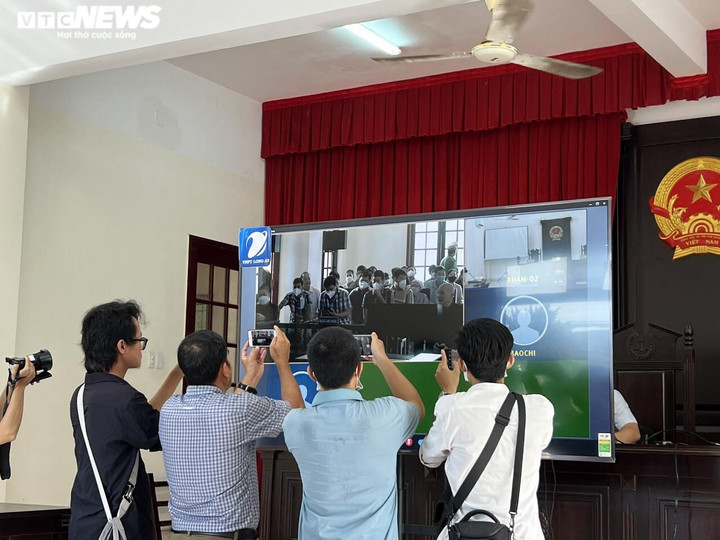 Ảnh: Cận cảnh phiên tòa xét xử 'thầy ông nội' Lê Tùng Vân và đồng phạm - 7