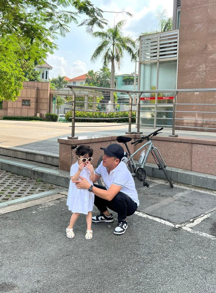 Sao Việt 2/7: Vợ chồng Trường Giang - Nhã Phương khoe con gái đáng yêu - 2