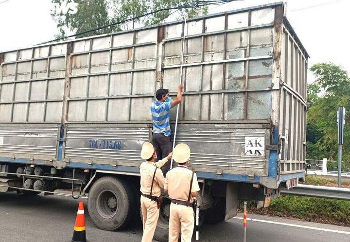 CSGT Đà Nẵng lập chốt, cắt hàng loạt thùng xe tải cơi nới - 4