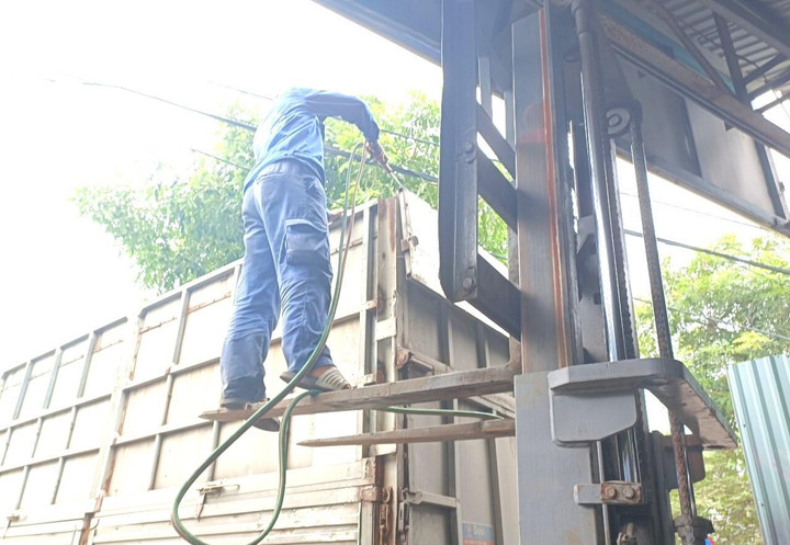 CSGT Đà Nẵng lập chốt, cắt hàng loạt thùng xe tải cơi nới - 5