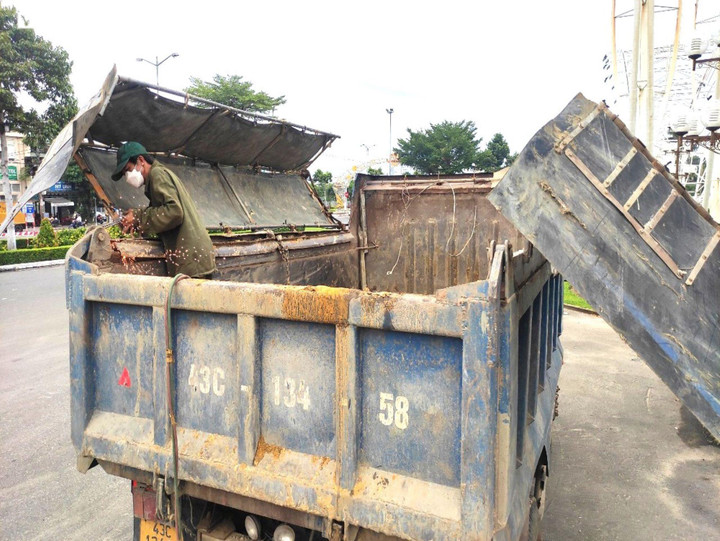 CSGT Đà Nẵng lập chốt, cắt hàng loạt thùng xe tải cơi nới - 6