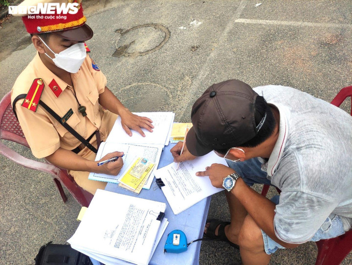 CSGT Đà Nẵng lập chốt, cắt hàng loạt thùng xe tải cơi nới - 3