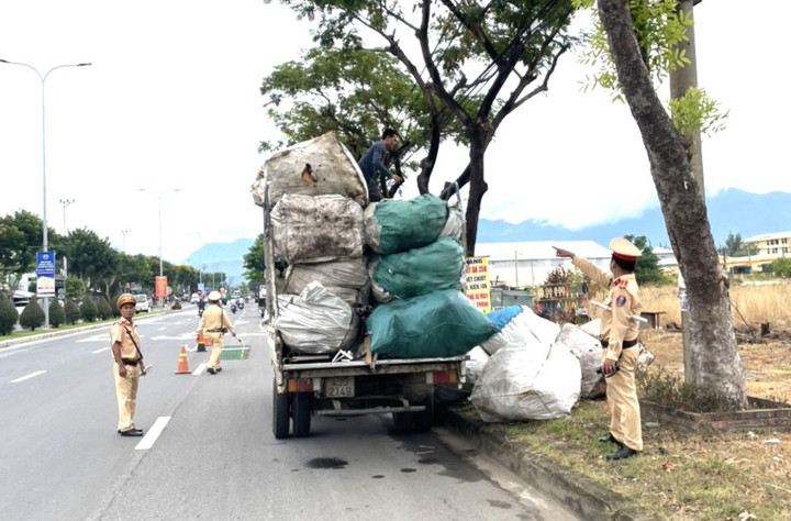 CSGT Đà Nẵng lập chốt, cắt hàng loạt thùng xe tải cơi nới - 7
