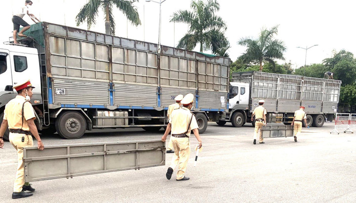 CSGT Đà Nẵng lập chốt, cắt hàng loạt thùng xe tải cơi nới - 1