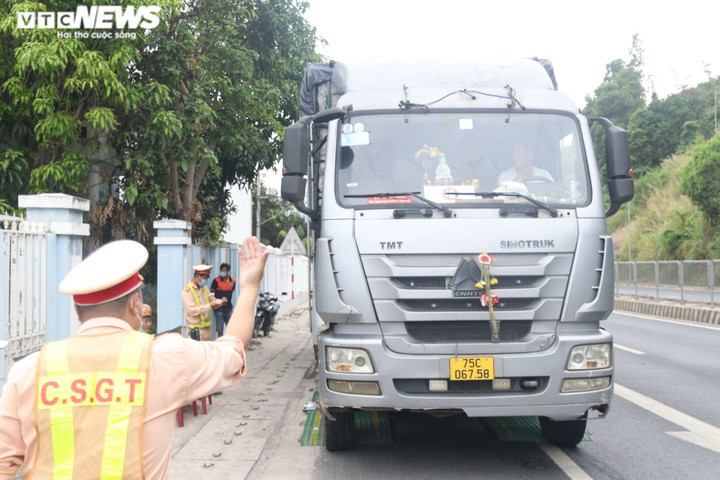 CSGT Đà Nẵng lập chốt, cắt hàng loạt thùng xe tải cơi nới - 2