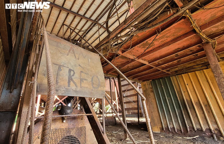 Ảnh: Nhà máy bỏ hoang chứa 80.000 tấn quặng sắt ở Hà Tĩnh - 11