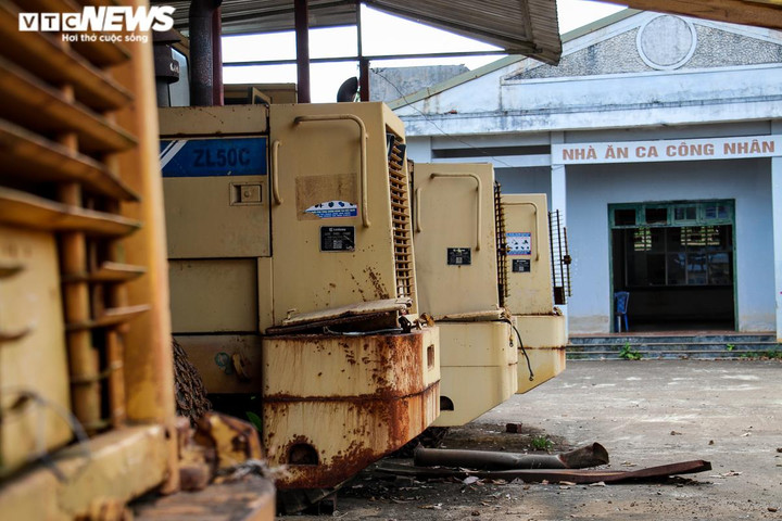 Ảnh: Nhà máy bỏ hoang chứa 80.000 tấn quặng sắt ở Hà Tĩnh - 7