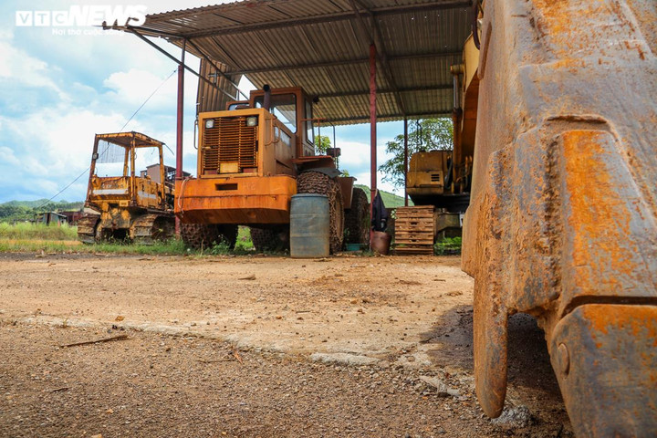 Ảnh: Nhà máy bỏ hoang chứa 80.000 tấn quặng sắt ở Hà Tĩnh - 8