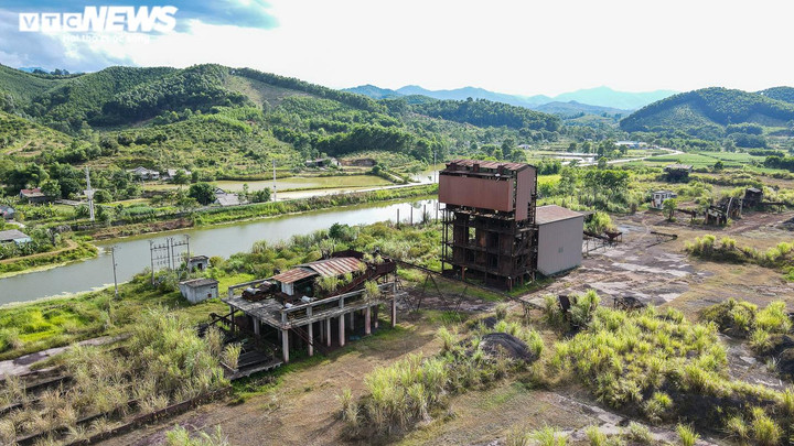 Ảnh: Nhà máy bỏ hoang chứa 80.000 tấn quặng sắt ở Hà Tĩnh - 4