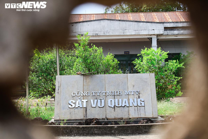 Ảnh: Nhà máy bỏ hoang chứa 80.000 tấn quặng sắt ở Hà Tĩnh - 2