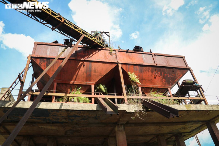 Ảnh: Nhà máy bỏ hoang chứa 80.000 tấn quặng sắt ở Hà Tĩnh - 5