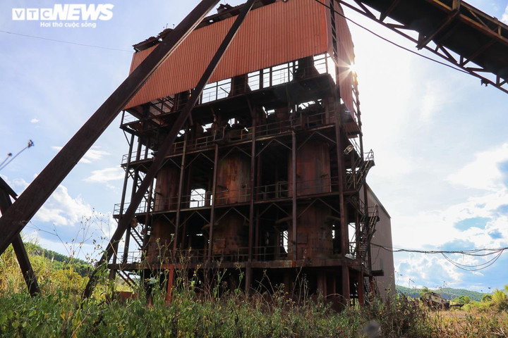 Ảnh: Nhà máy bỏ hoang chứa 80.000 tấn quặng sắt ở Hà Tĩnh - 3