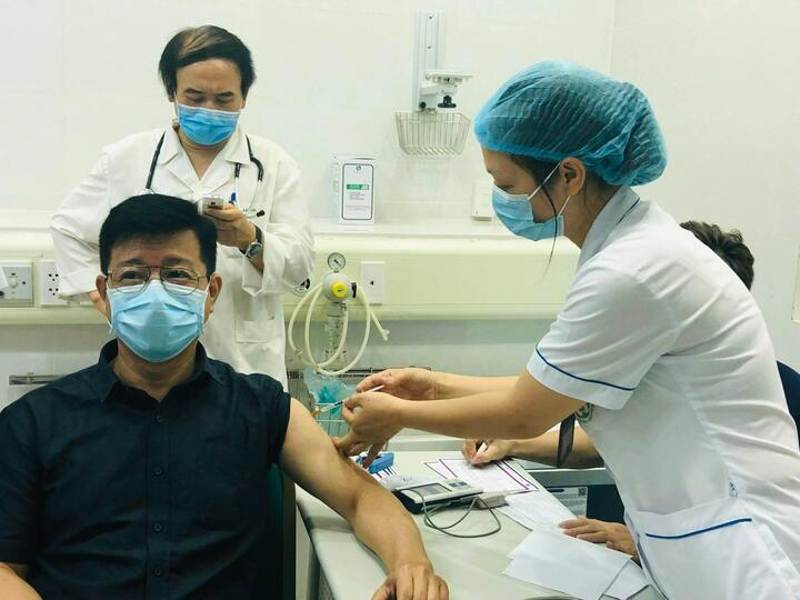 Tiêm mũi 3, mũi 4 vaccine COVID-19 có phản ứng phụ thế nào? - 1