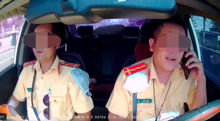 Công an Hậu Giang lên tiếng việc CSGT vừa lái ô tô, vừa nghe điện thoại - 1