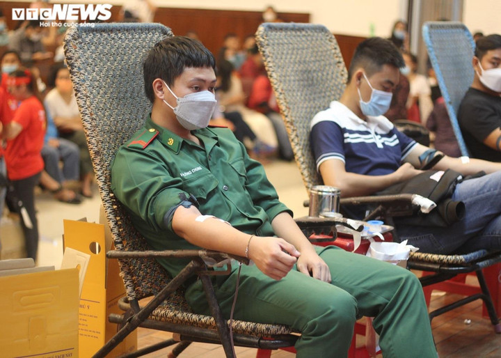 Ảnh: Hàng nghìn người đội mưa hiến máu - 11