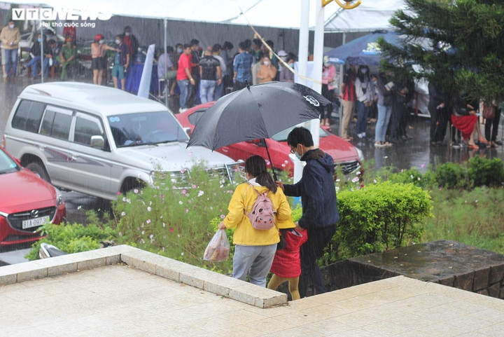 Ảnh: Hàng nghìn người đội mưa hiến máu - 9