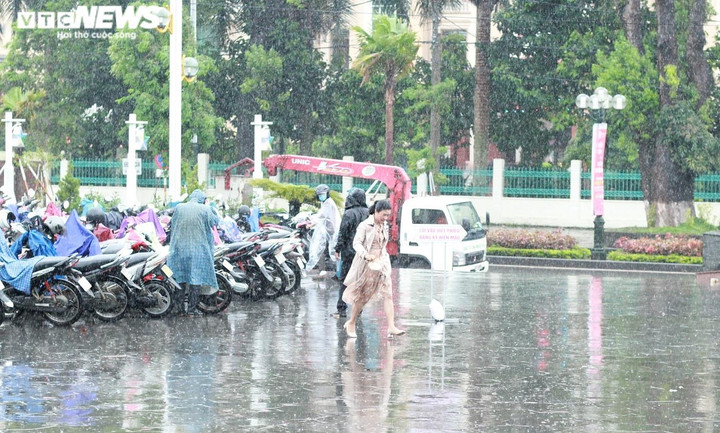 Ảnh: Hàng nghìn người đội mưa hiến máu - 3