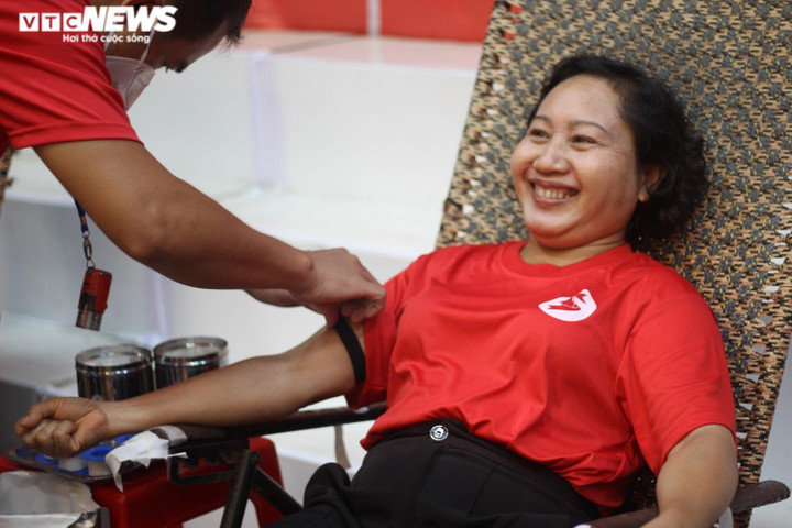 Ảnh: Hàng nghìn người đội mưa hiến máu - 14