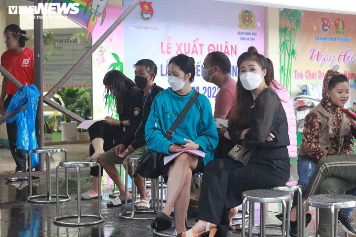 Ảnh: Hàng nghìn người đội mưa hiến máu - 8