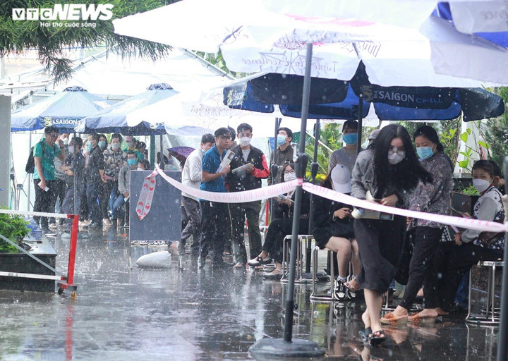 Ảnh: Hàng nghìn người đội mưa hiến máu - 2