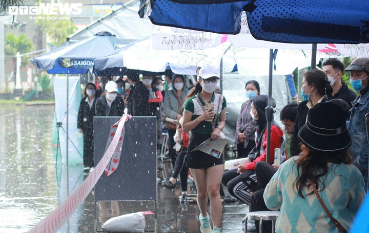 Ảnh: Hàng nghìn người đội mưa hiến máu - 5