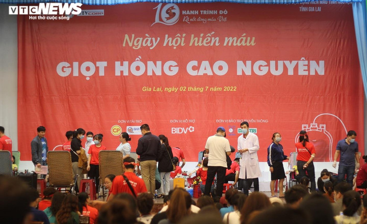 Ảnh: Hàng nghìn người đội mưa hiến máu - 10