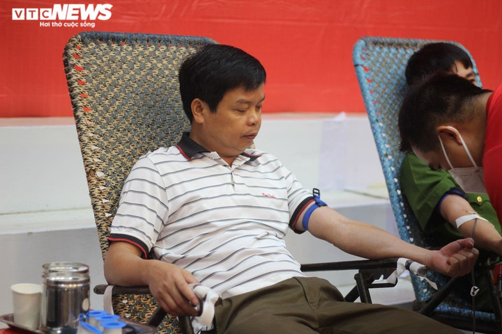 Ảnh: Hàng nghìn người đội mưa hiến máu - 13