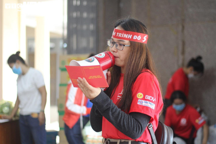 Ảnh: Hàng nghìn người đội mưa hiến máu - 15