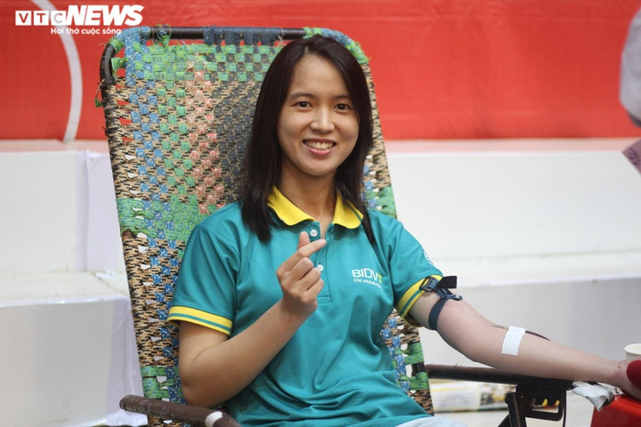 Ảnh: Hàng nghìn người đội mưa hiến máu - 12