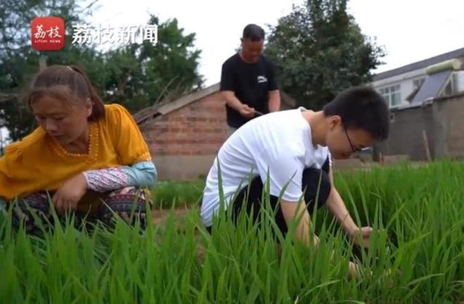 Bà mẹ nông thôn có 3 con đỗ đại học hàng đầu Trung Quốc - 1