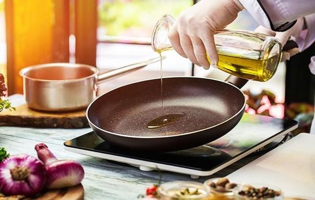 Dùng lại dầu ăn có thể gây ung thư, không muốn 'hại đủ đường' thì dừng ngay - 1