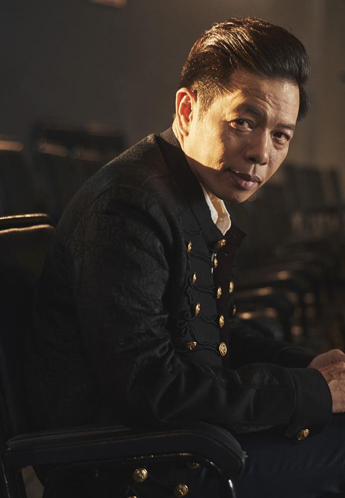 Hôn nhân kín tiếng của 'ông hoàng phòng vé' Thái Hòa với vợ kém 11 tuổi