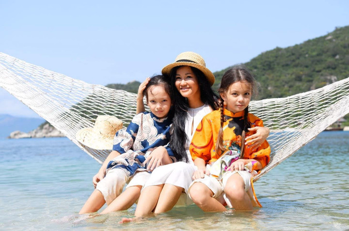 Diva Hồng Nhung khoe hai con gái thường 'thách thức' mẹ bằng 3 thứ tiếng - 4