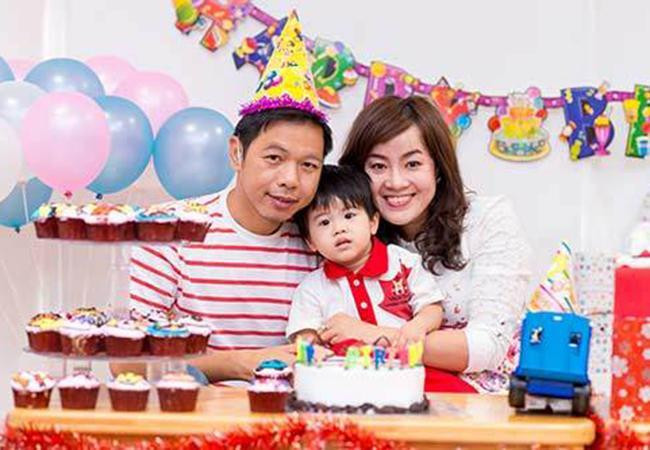 Hôn nhân kín tiếng của 'ông hoàng phòng vé' Thái Hòa với vợ kém 11 tuổi