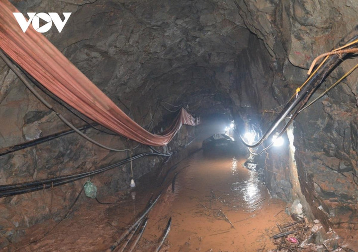 Còn khoảng hơn 40m sẽ tiếp cận vị trí nạn nhân bị cuốn vào hầm thủy điện - 10